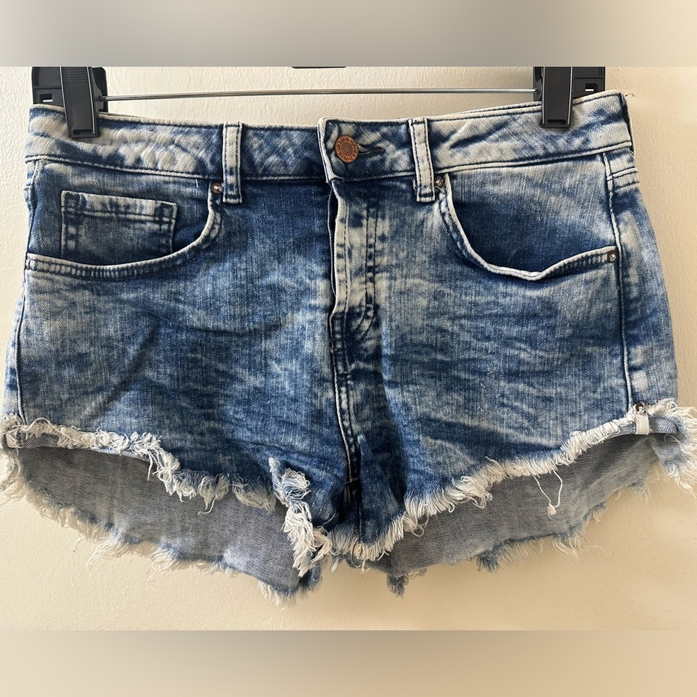 FOREVER 21 Acid Wash Mid Rise Frayed Blue Jean Button Shorts Asymmetrical Design
